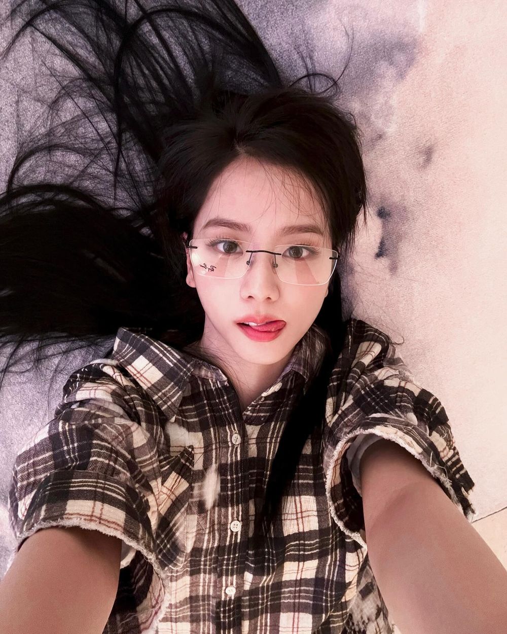 韓網熱議6位令人驚豔KPOP女偶像眼鏡造型！Sullyoon漫撕女神降臨，Karina、張員瑛化身高冷學姊！-7