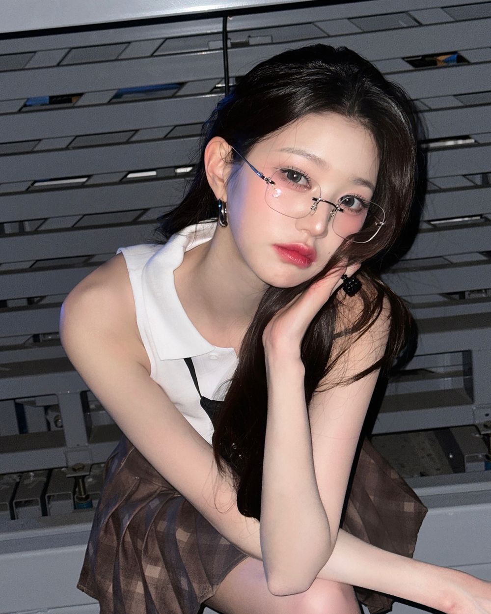 韓網熱議6位令人驚豔KPOP女偶像眼鏡造型！Sullyoon漫撕女神降臨，Karina、張員瑛化身高冷學姊！-9