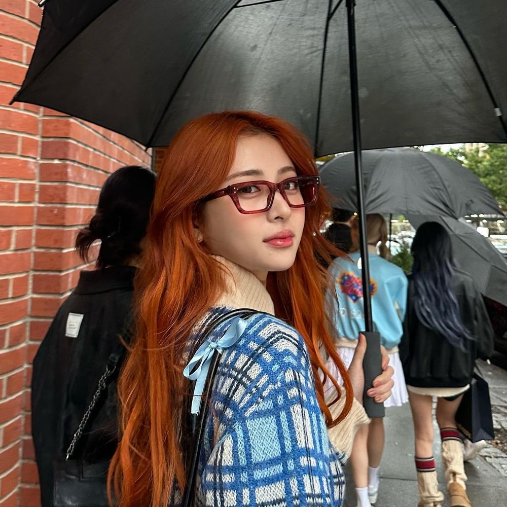 韓網熱議6位令人驚豔KPOP女偶像眼鏡造型！Sullyoon漫撕女神降臨，Karina、張員瑛化身高冷學姊！-10