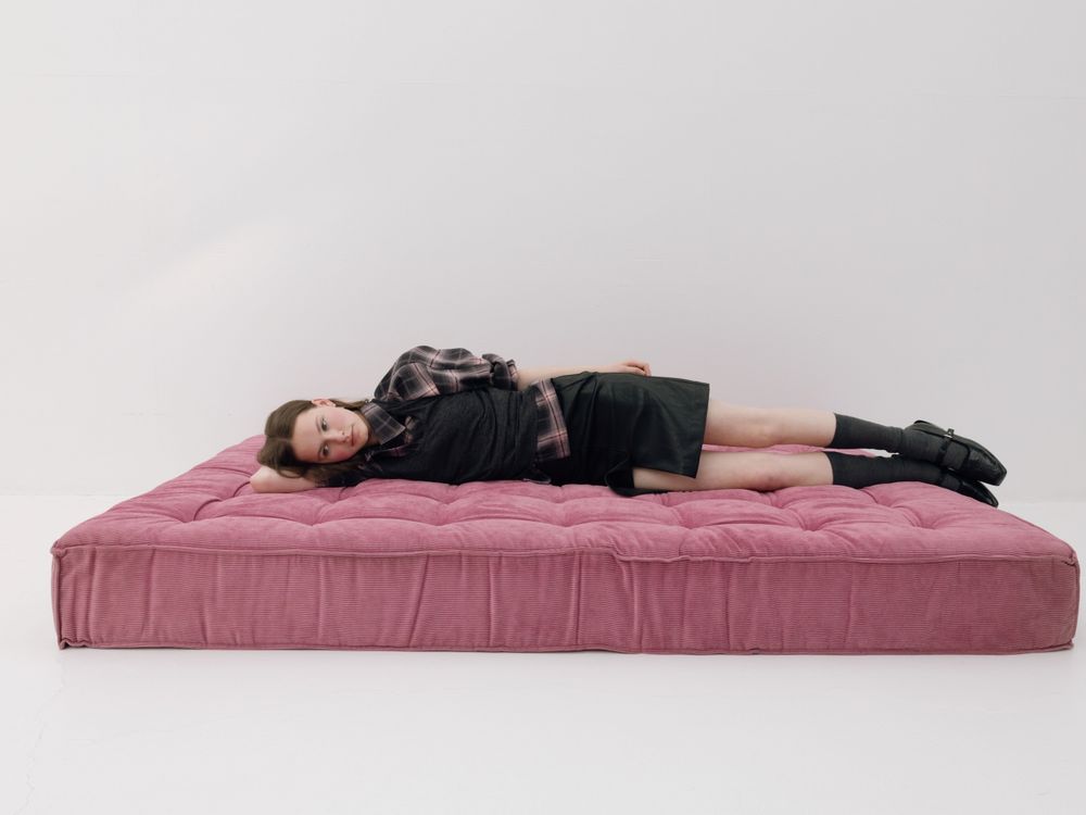 2026新年必備幸運色「Lucky Pink」這樣穿！讓粉色魔法化作日常好運，穿出柔和好氣色！-6