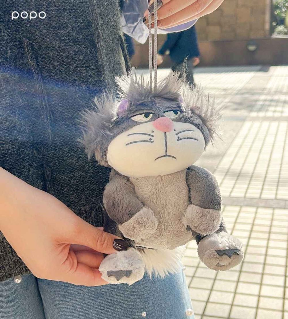 最萌反派貓貓在7-11！超呆萌「魯斯佛絨毛束口袋、招財貓公仔、爆炸頭魯斯佛吊飾」百元就能收！-11
