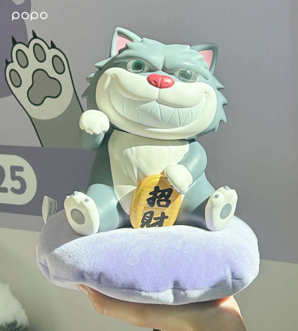 最萌反派貓貓在7-11！超呆萌「魯斯佛絨毛束口袋、招財貓公仔、爆炸頭魯斯佛吊飾」百元就能收！-7