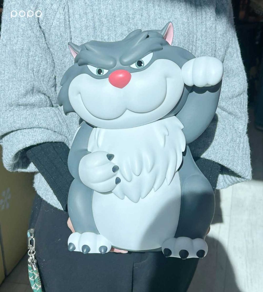 最萌反派貓貓在7-11！超呆萌「魯斯佛絨毛束口袋、招財貓公仔、爆炸頭魯斯佛吊飾」百元就能收！-8