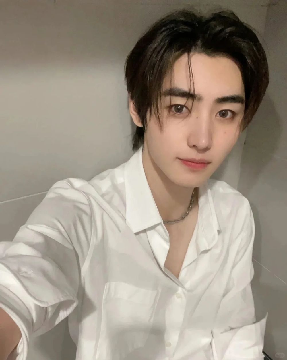 誰扛得住！6位公認超性感「白襯衫之神」！人間撒旦ATEEZ崔傘再封神、名場面忍不住狂重播！-13