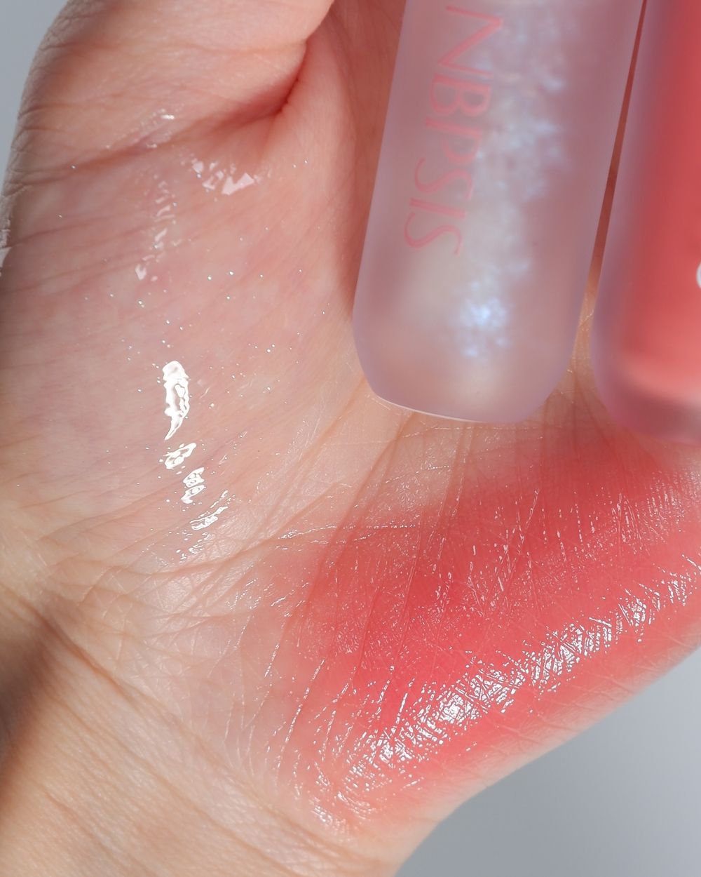 韓國藥妝OliveYoung又出手了！大耳狗喜拿最新彩妝聯名「雪花水晶球唇釉」萌點極高、韓女強迫下架中！-3