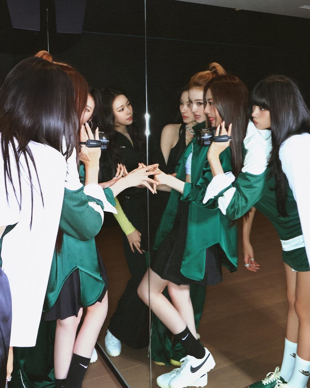 這雙接下來一定爆！MEOVV集體穿上腳「Nike復古薄底鞋」太好看！快衝官網下標同款！-7