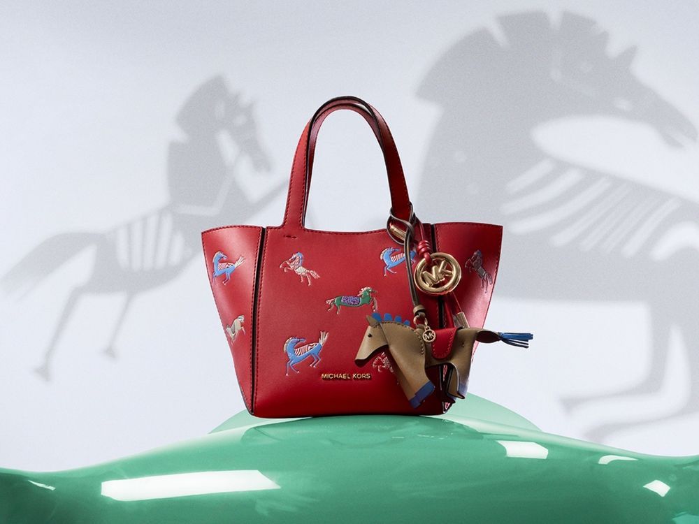 2026過年走春就靠它！9款馬年開運限定包！Longchamp酒紅手提包、MK小馬包招來好運氣！-6