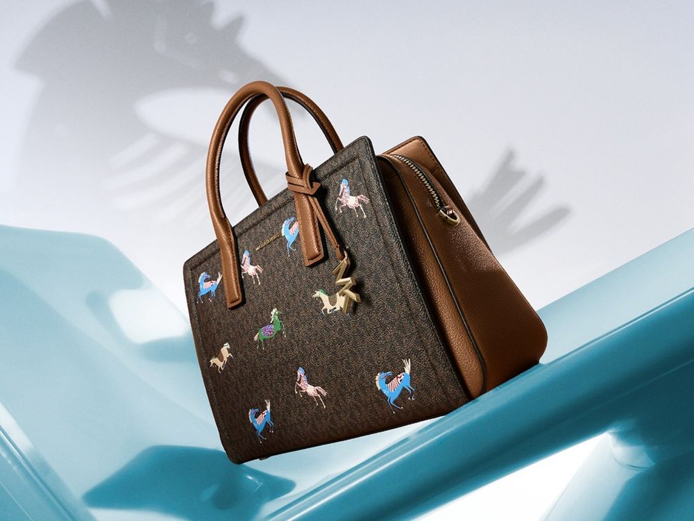 2026過年走春就靠它！9款馬年開運限定包！Longchamp酒紅手提包、MK小馬包招來好運氣！-9