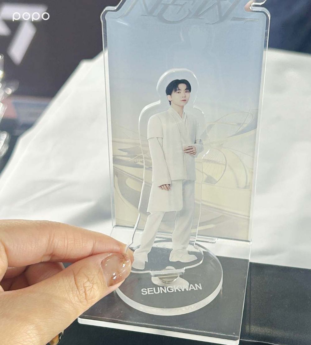 SEVENTEEN快閃店在松菸！鏡面沈浸式空間太好拍、「蹦蹦小夜燈&大臉應援扇」必買周邊價格一次看！-16