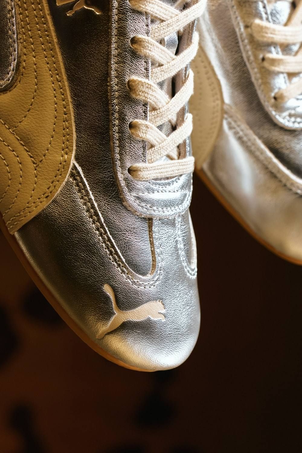 PUMA最新2026賽車鞋「奢光銀白色」漂亮到不可思議！最新品牌大使Karencici微辣穿搭太好看！-3