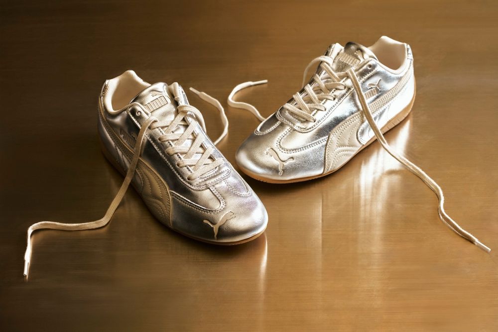 PUMA最新2026賽車鞋「奢光銀白色」漂亮到不可思議！最新品牌大使Karencici微辣穿搭太好看！-2