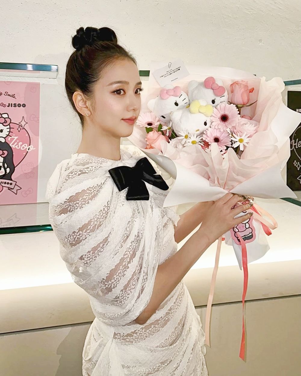 Jisoo×Hello Kitty聯名周邊價格出來了！「珍珠腰鏈Kitty玩偶、小灰塵凱蒂貓髮圈」連本人都愛到狂拍！-2