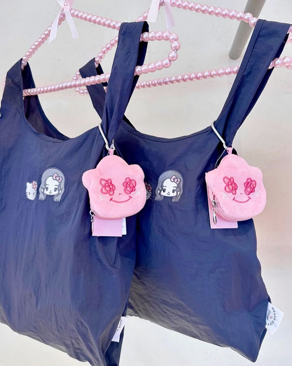 Jisoo×Hello Kitty聯名周邊價格出來了！「珍珠腰鏈Kitty玩偶、小灰塵凱蒂貓髮圈」連本人都愛到狂拍！-7