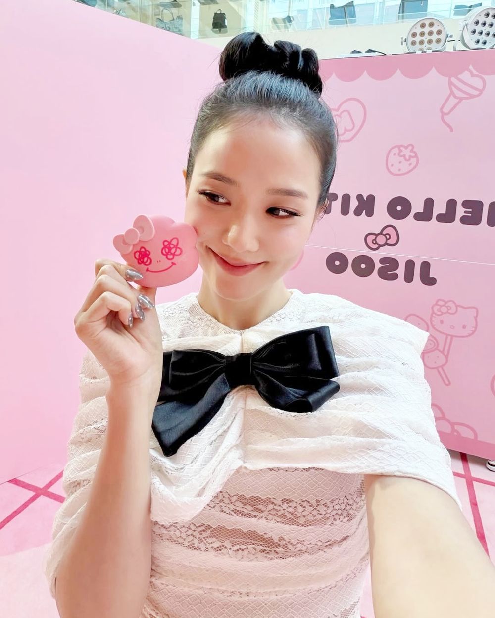 Jisoo×Hello Kitty聯名周邊價格出來了！「珍珠腰鏈Kitty玩偶、小灰塵凱蒂貓髮圈」連本人都愛到狂拍！-12