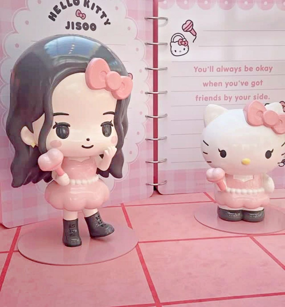Jisoo×Hello Kitty聯名周邊價格出來了！「珍珠腰鏈Kitty玩偶、小灰塵凱蒂貓髮圈」連本人都愛到狂拍！-13