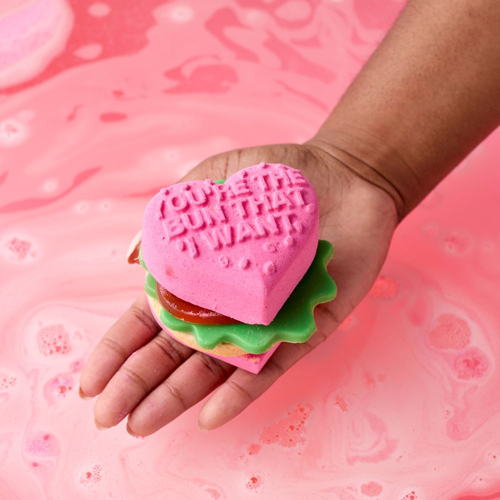 LUSH 2026情人節限定開賣！愛心汽泡彈、玫瑰香天鵝香皂，必收「為你鍾情禮盒」七款奢華護理一次擁有！-2