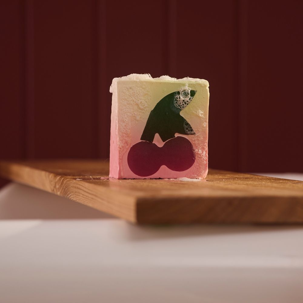 LUSH 2026情人節限定開賣！愛心汽泡彈、玫瑰香天鵝香皂，必收「為你鍾情禮盒」七款奢華護理一次擁有！-4