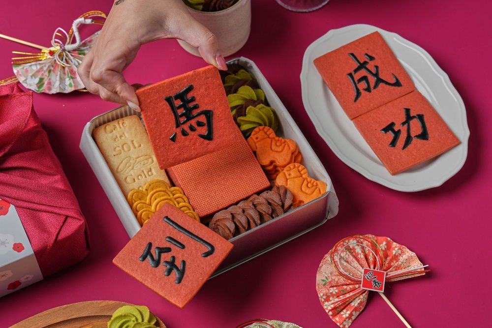 2026新年禮盒推薦懶人包！承繼焦糖起司蛋糕+香草鳳梨酥太欠吃、LADY M禮盒還附小馬吊飾可愛翻！-5