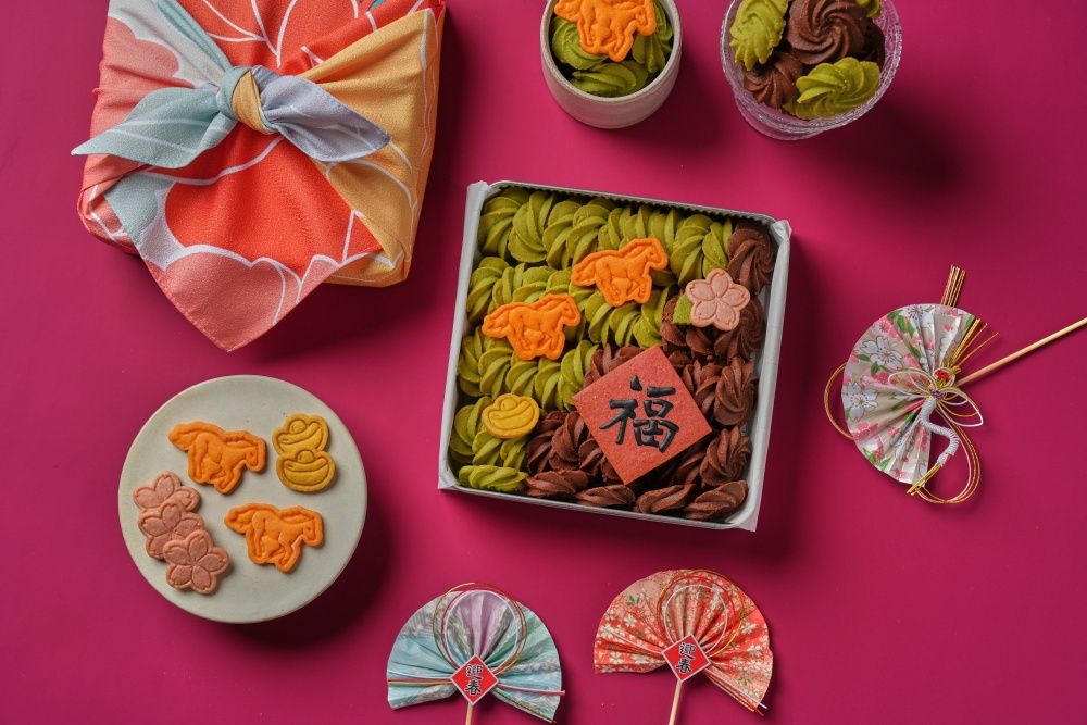 2026新年禮盒推薦懶人包！承繼焦糖起司蛋糕+香草鳳梨酥太欠吃、LADY M禮盒還附小馬吊飾可愛翻！-4