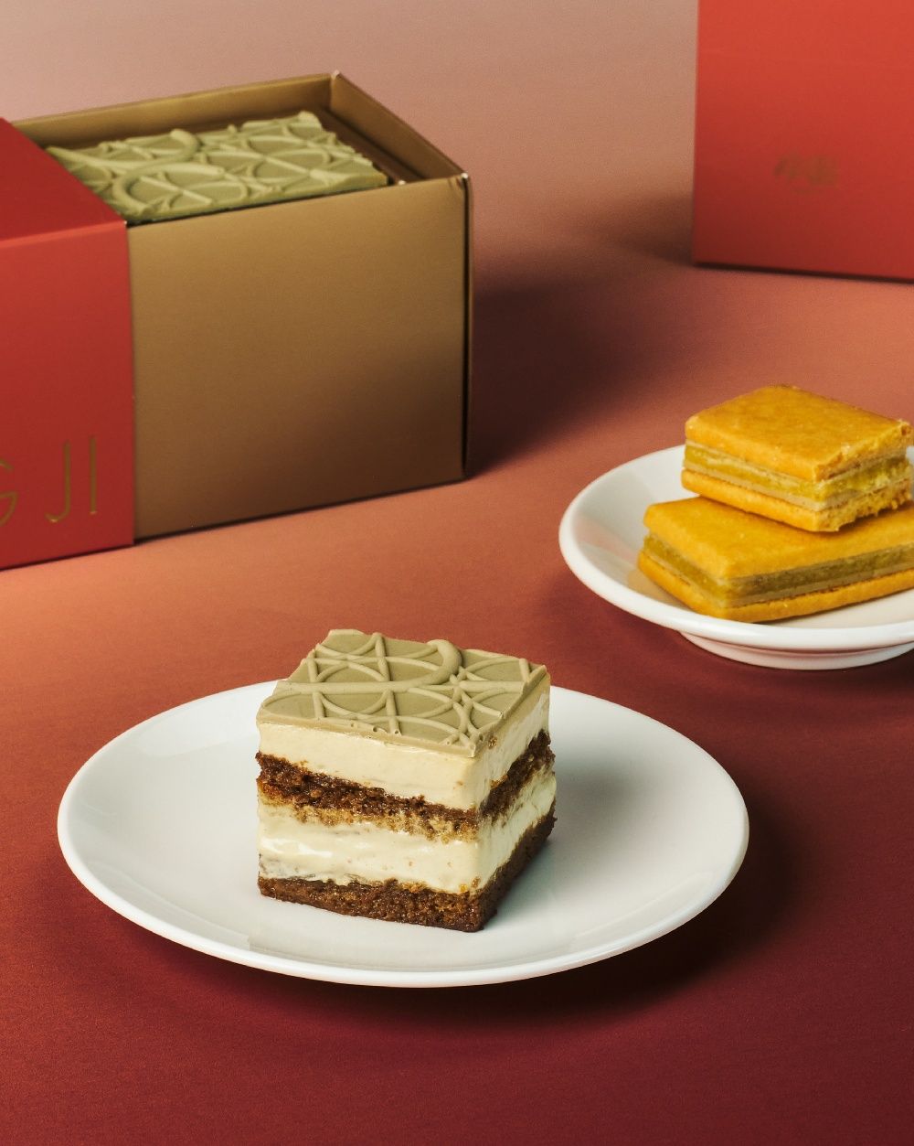 2026新年禮盒推薦懶人包！承繼焦糖起司蛋糕+香草鳳梨酥太欠吃、LADY M禮盒還附小馬吊飾可愛翻！-7