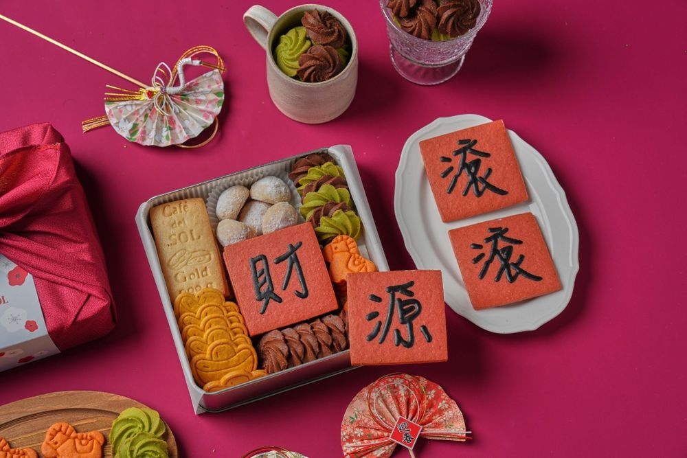 2026新年禮盒推薦懶人包！承繼焦糖起司蛋糕+香草鳳梨酥太欠吃、LADY M禮盒還附小馬吊飾可愛翻！-11