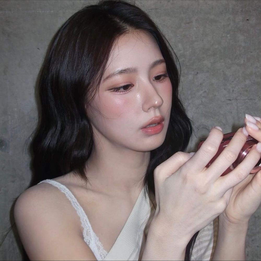 2026過年開運妝容指南！發財大地色眼妝、好人緣粉杏頰彩、招財酒紅唇妝，畫對色系好運整年跟著走！-6