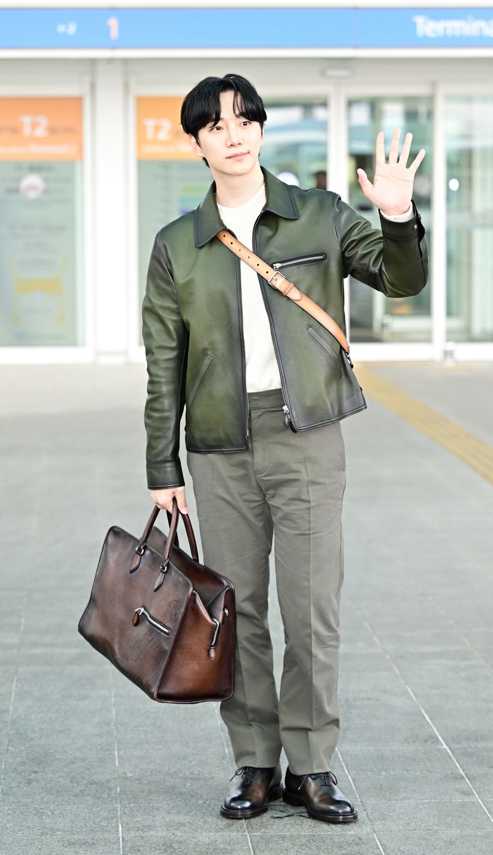 熟男魅力全開！「本部長」李俊昊出發Berluti巴黎時裝周！整身皮革造型帥暈、要價近台幣八十萬？！-4