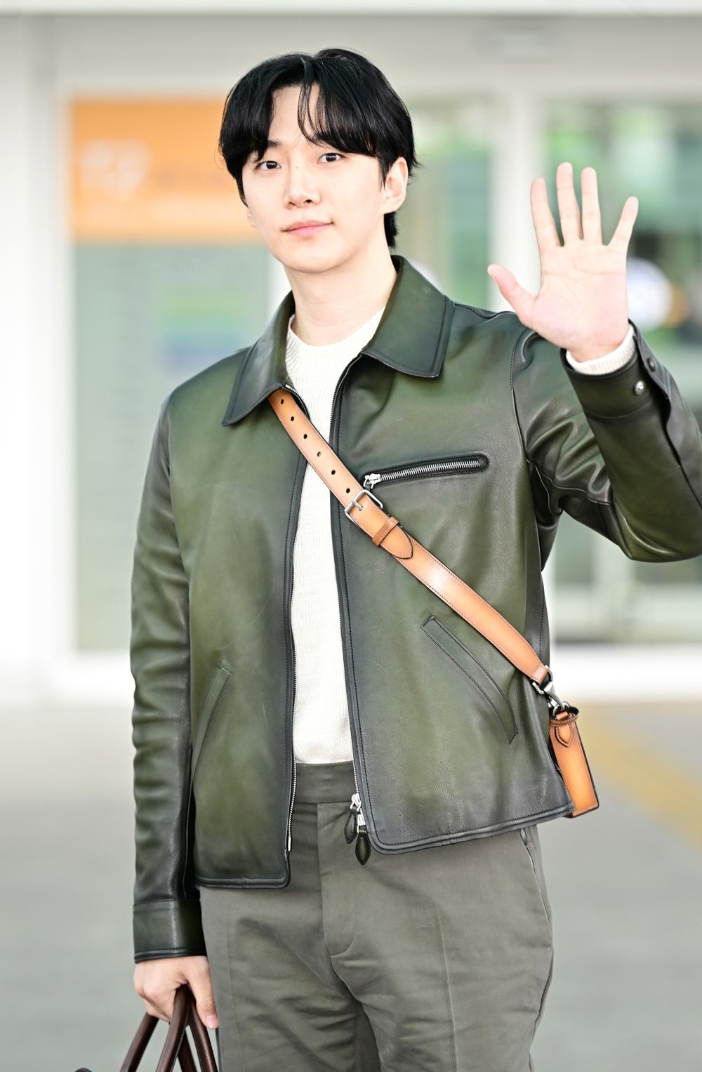 熟男魅力全開！「本部長」李俊昊出發Berluti巴黎時裝周！整身皮革造型帥暈、要價近台幣八十萬？！-2