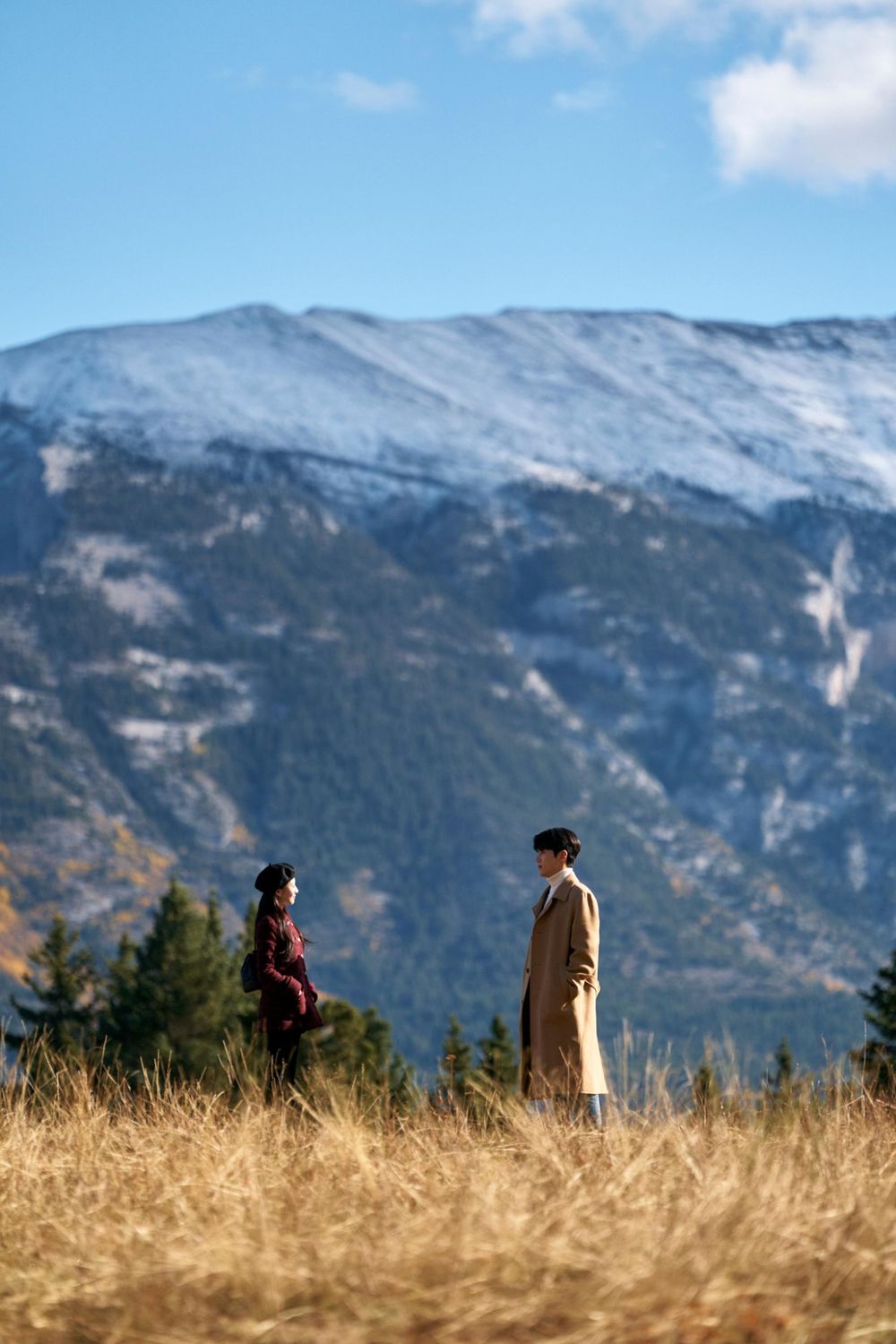 Netflix韓劇《愛情怎麼翻譯》全球爆紅！金宣虎劇外超寵高允貞，跨四國取景美到網友喊：看完想出國！-17