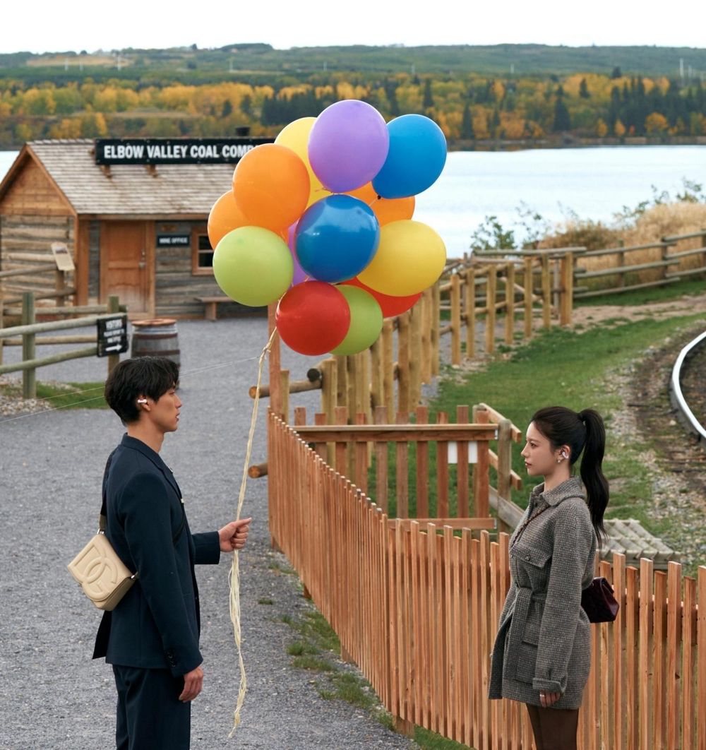 Netflix韓劇《愛情怎麼翻譯》全球爆紅！金宣虎劇外超寵高允貞，跨四國取景美到網友喊：看完想出國！-7