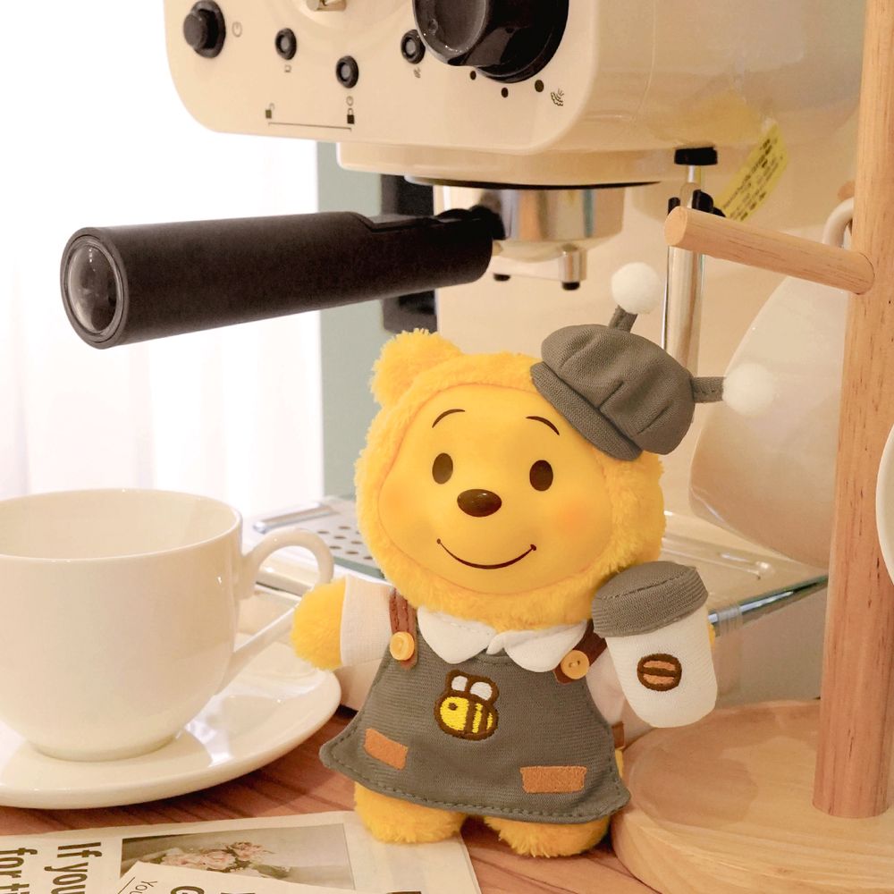 小熊維尼在7-11！超呆萌「小蜜蜂維尼絨毛吊飾盲盒」學院風穿搭、休閒造型全都可愛發瘋！-2