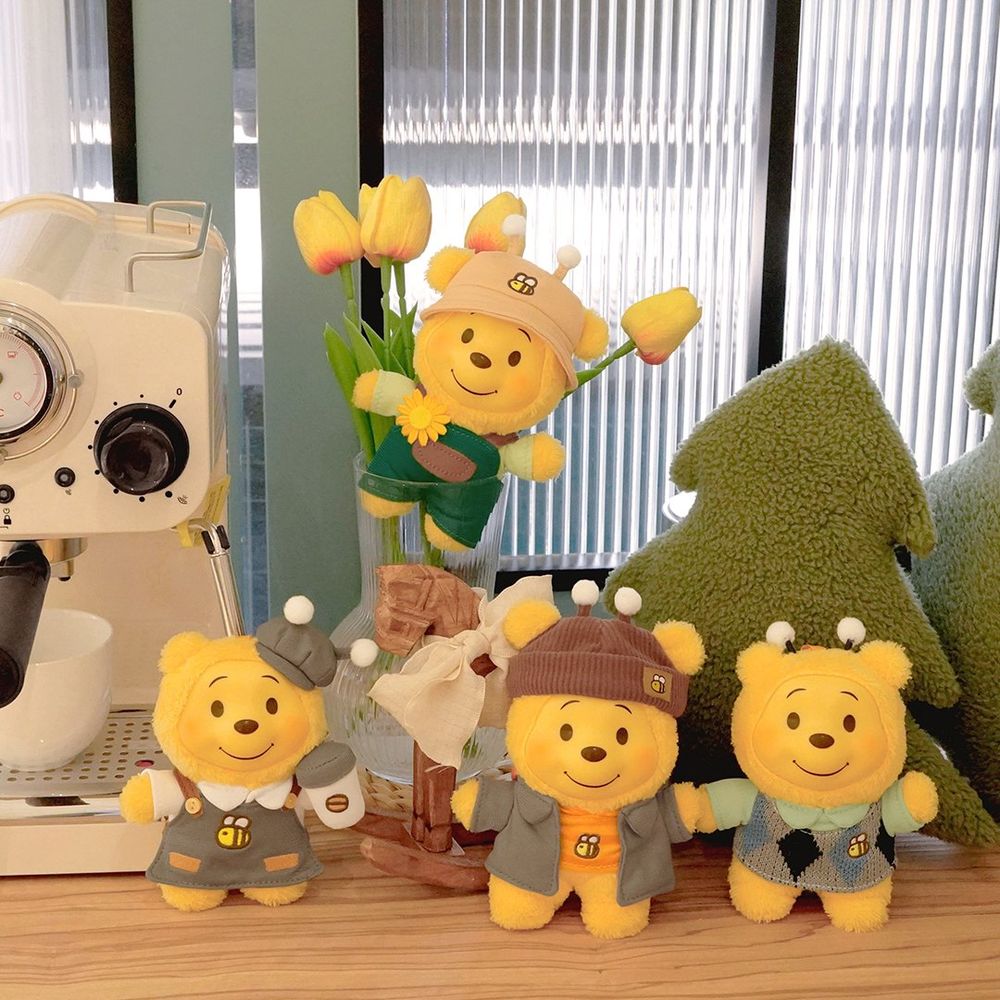 小熊維尼在7-11！超呆萌「小蜜蜂維尼絨毛吊飾盲盒」學院風穿搭、休閒造型全都可愛發瘋！-10