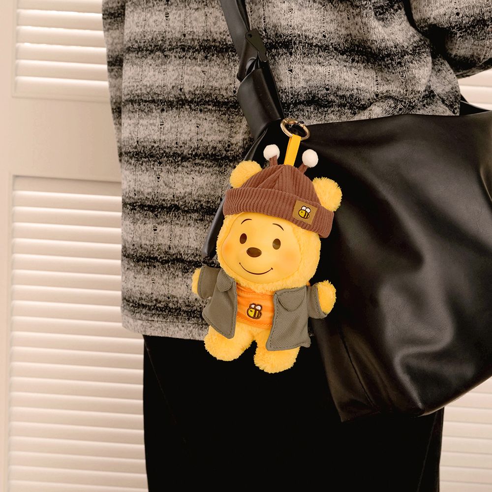 小熊維尼在7-11！超呆萌「小蜜蜂維尼絨毛吊飾盲盒」學院風穿搭、休閒造型全都可愛發瘋！-6