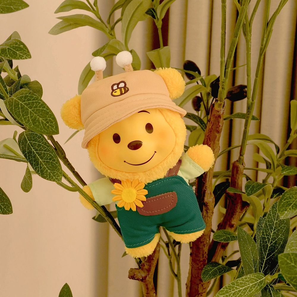 小熊維尼在7-11！超呆萌「小蜜蜂維尼絨毛吊飾盲盒」學院風穿搭、休閒造型全都可愛發瘋！-5