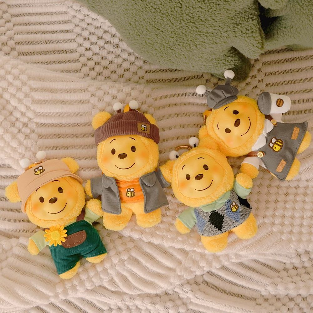 小熊維尼在7-11！超呆萌「小蜜蜂維尼絨毛吊飾盲盒」學院風穿搭、休閒造型全都可愛發瘋！-9