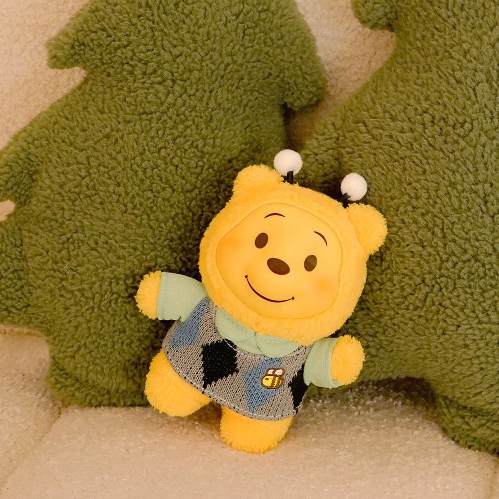 小熊維尼在7-11！超呆萌「小蜜蜂維尼絨毛吊飾盲盒」學院風穿搭、休閒造型全都可愛發瘋！-4