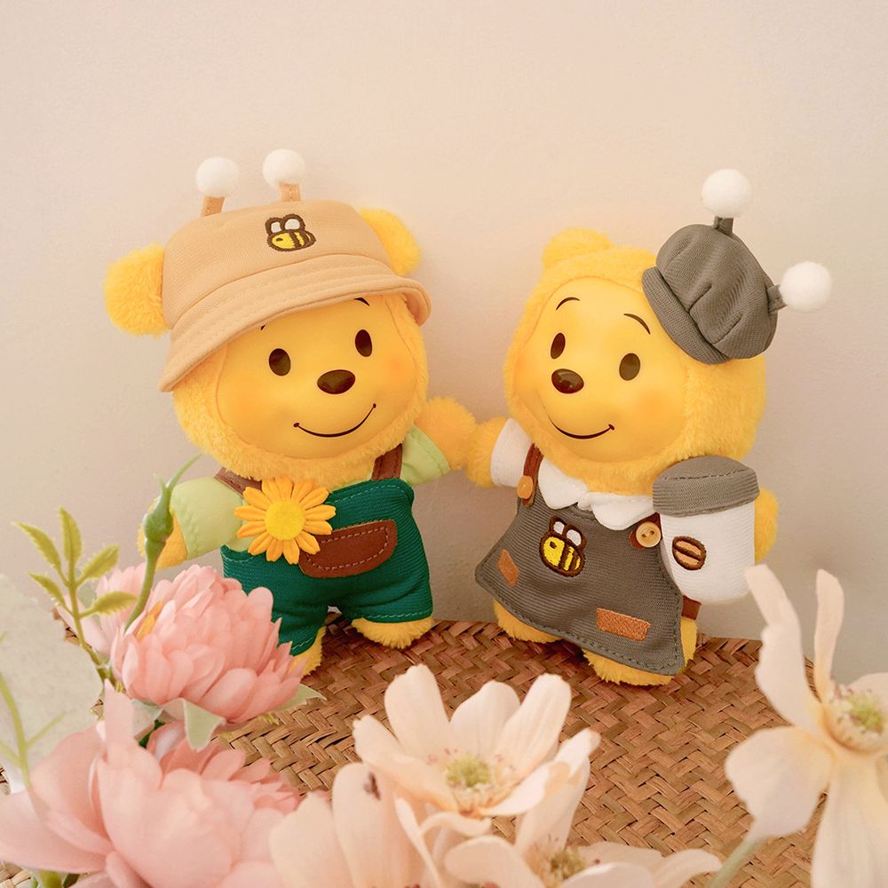 小熊維尼在7-11！超呆萌「小蜜蜂維尼絨毛吊飾盲盒」學院風穿搭、休閒造型全都可愛發瘋！-8