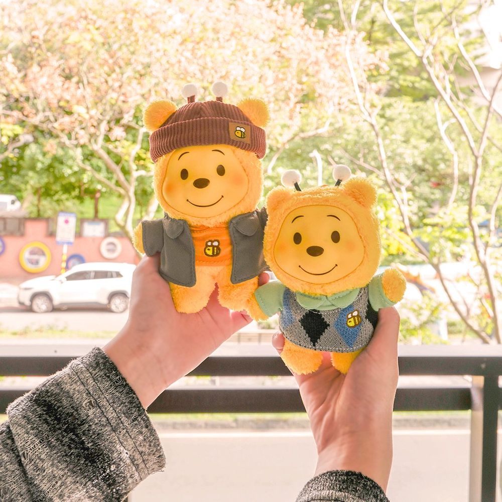 小熊維尼在7-11！超呆萌「小蜜蜂維尼絨毛吊飾盲盒」學院風穿搭、休閒造型全都可愛發瘋！-7