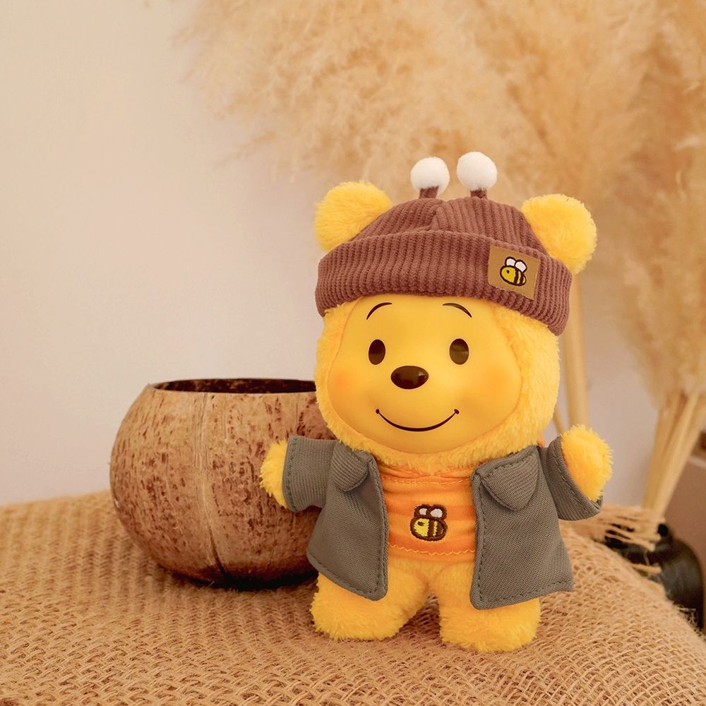 小熊維尼在7-11！超呆萌「小蜜蜂維尼絨毛吊飾盲盒」學院風穿搭、休閒造型全都可愛發瘋！-3