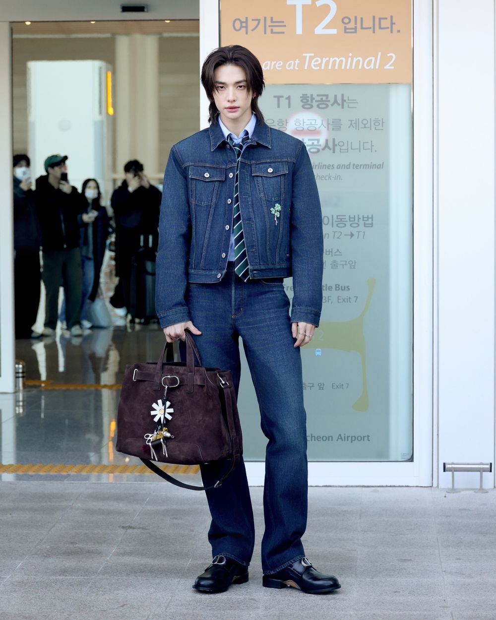 STAY們又被電暈！狐狸系貴公子「SKZ鉉辰」出發DIOR巴黎大秀！全網：牛仔撕漫男、不愧是駕馭之神！-4