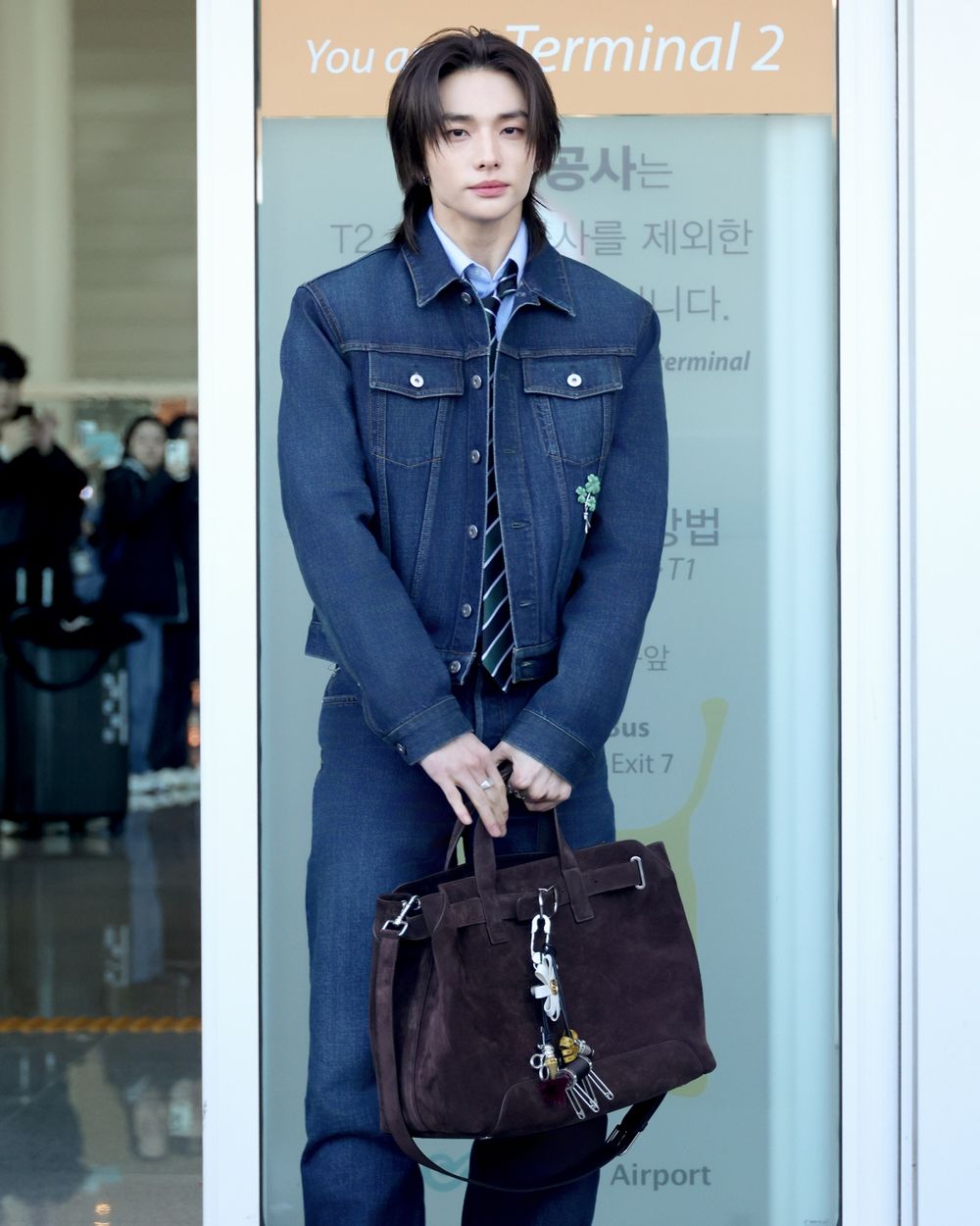 STAY們又被電暈！狐狸系貴公子「SKZ鉉辰」出發DIOR巴黎大秀！全網：牛仔撕漫男、不愧是駕馭之神！-8