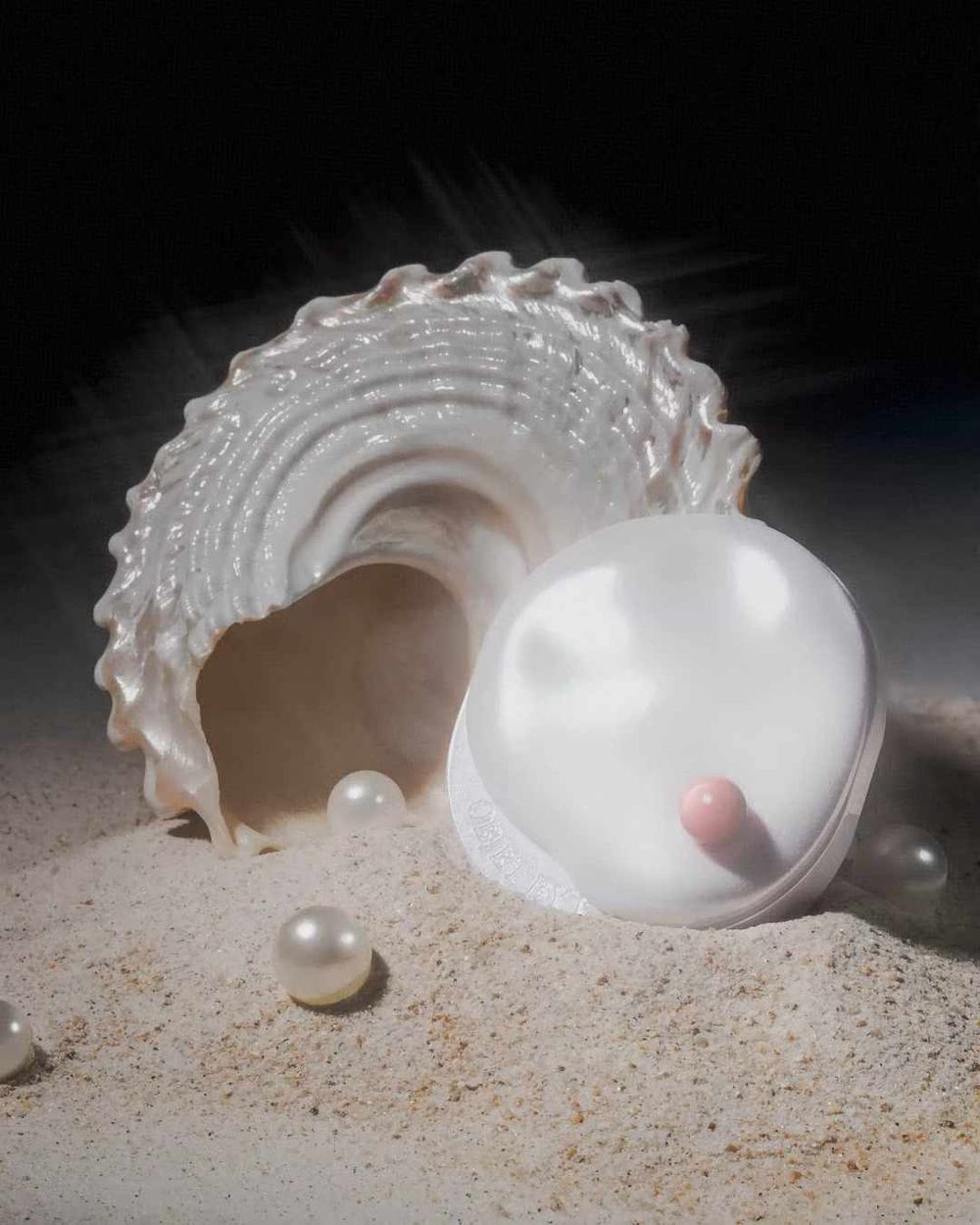是彩妝還是夢幻收藏品？！昆黛爾香氛副牌打造「珍珠潤唇膏」，不規則霧光母貝外殼＋原生嫩唇妝效，一抹散發甜嫩香草香調！-6