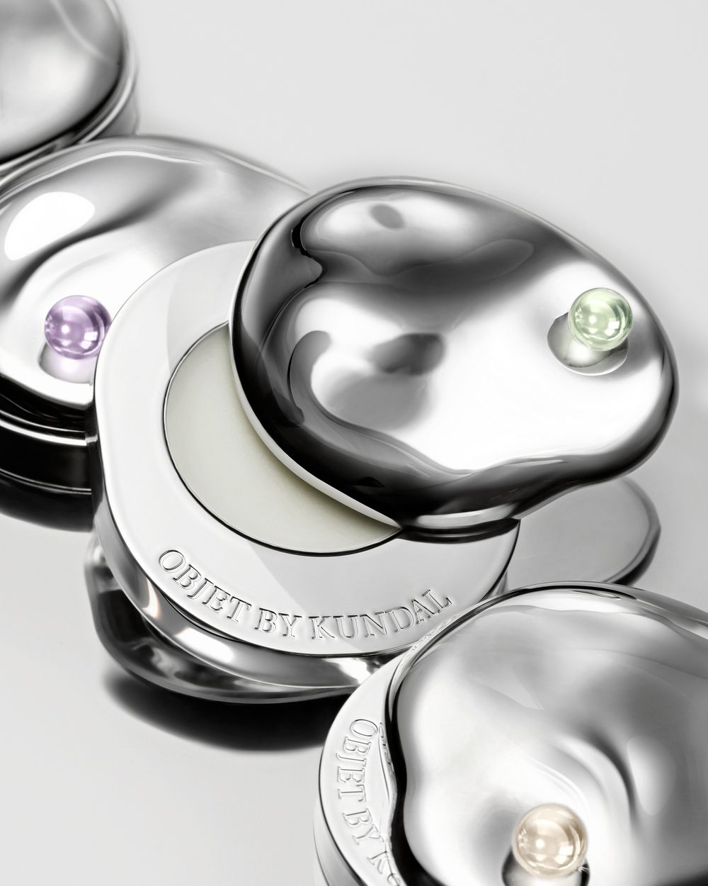 是彩妝還是夢幻收藏品？！昆黛爾香氛副牌打造「珍珠潤唇膏」，不規則霧光母貝外殼＋原生嫩唇妝效，一抹散發甜嫩香草香調！-13