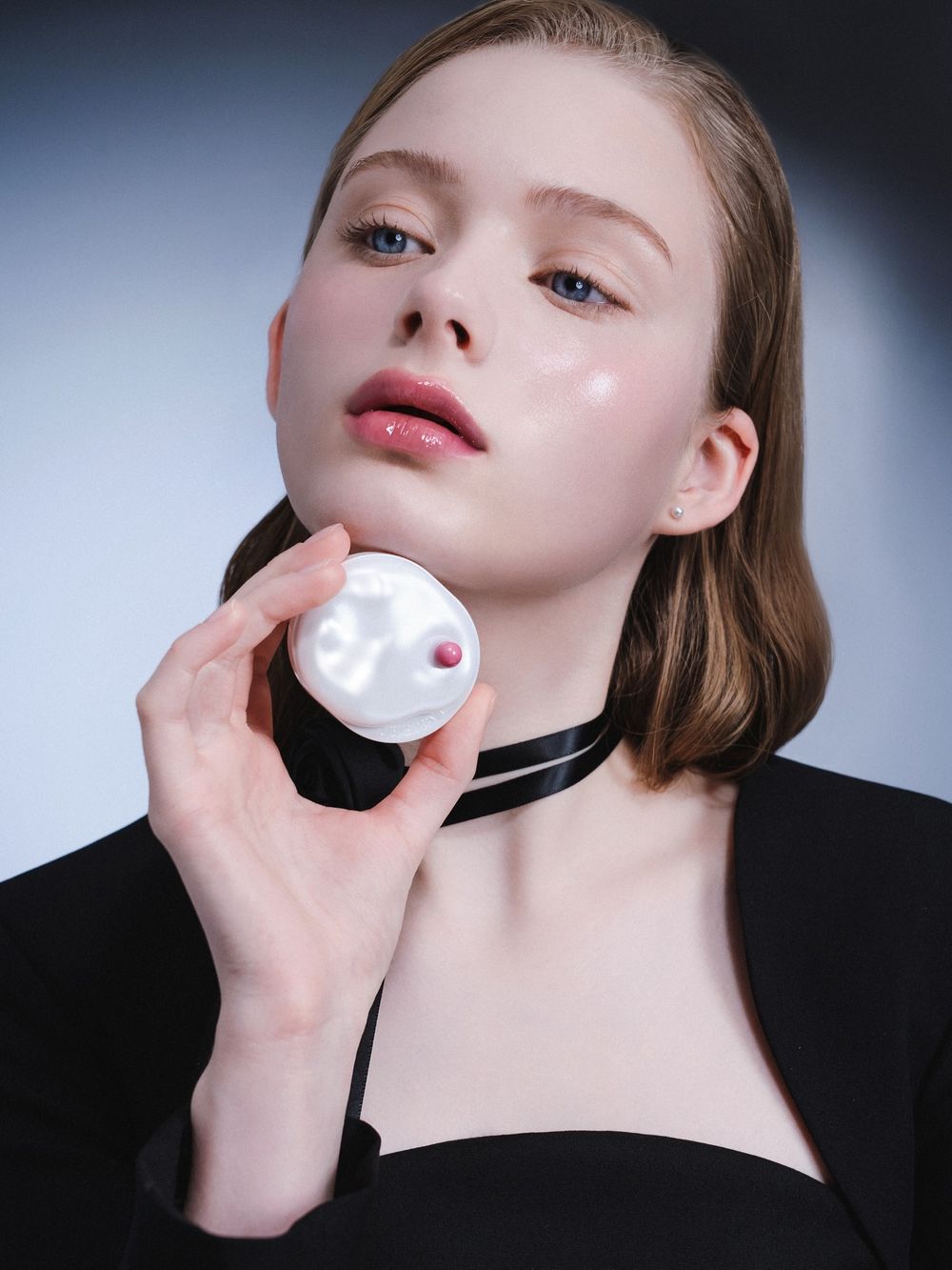 是彩妝還是夢幻收藏品？！昆黛爾香氛副牌打造「珍珠潤唇膏」，不規則霧光母貝外殼＋原生嫩唇妝效，一抹散發甜嫩香草香調！-7