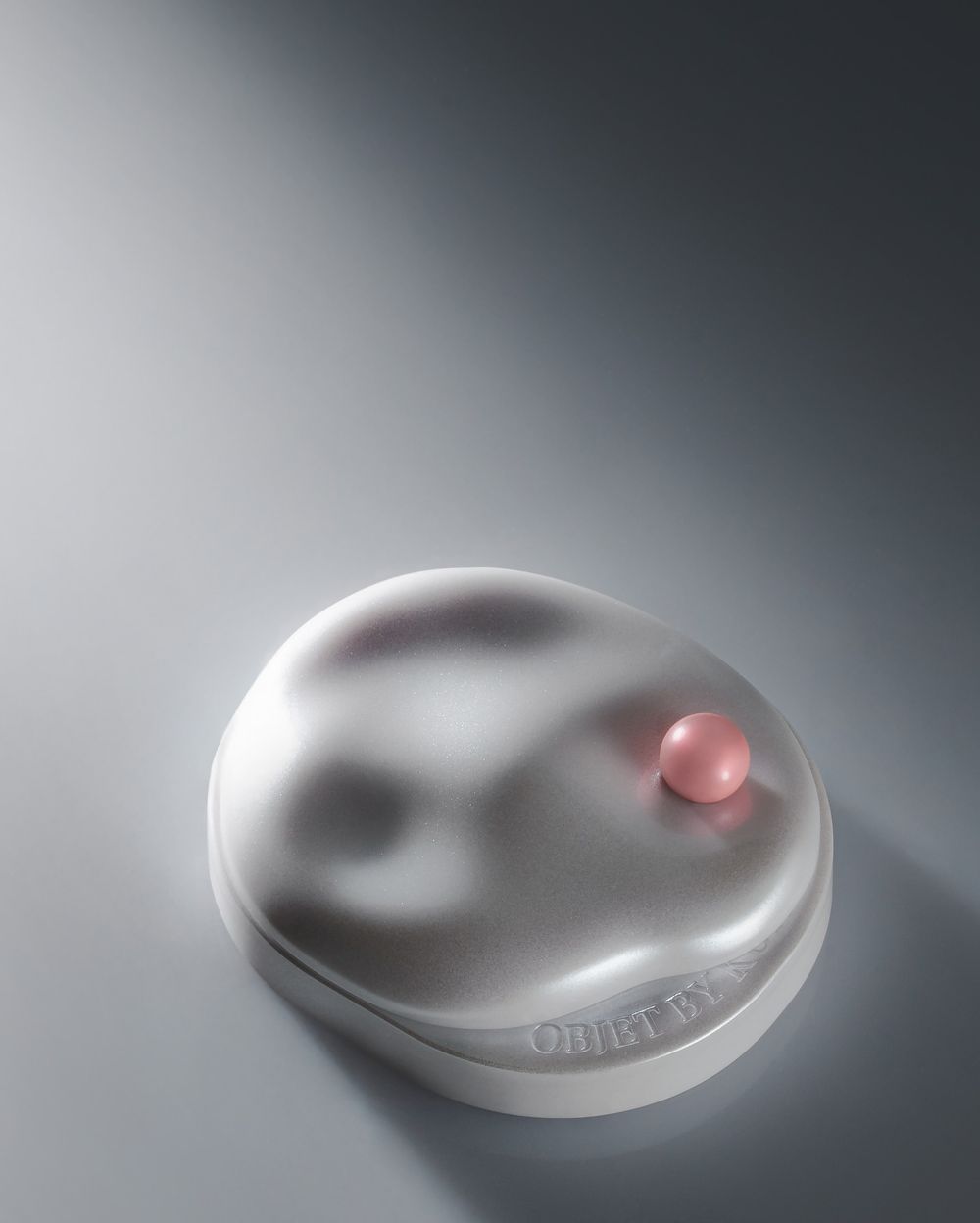 是彩妝還是夢幻收藏品？！昆黛爾香氛副牌打造「珍珠潤唇膏」，不規則霧光母貝外殼＋原生嫩唇妝效，一抹散發甜嫩香草香調！-5