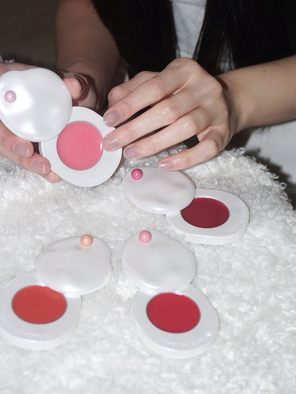 是彩妝還是夢幻收藏品？！昆黛爾香氛副牌打造「珍珠潤唇膏」，不規則霧光母貝外殼＋原生嫩唇妝效，一抹散發甜嫩香草香調！-12