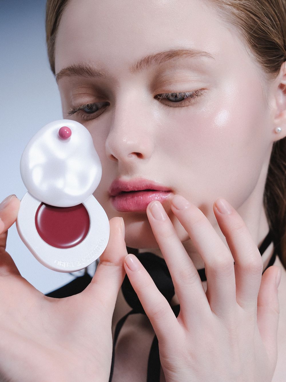 是彩妝還是夢幻收藏品？！昆黛爾香氛副牌打造「珍珠潤唇膏」，不規則霧光母貝外殼＋原生嫩唇妝效，一抹散發甜嫩香草香調！-8