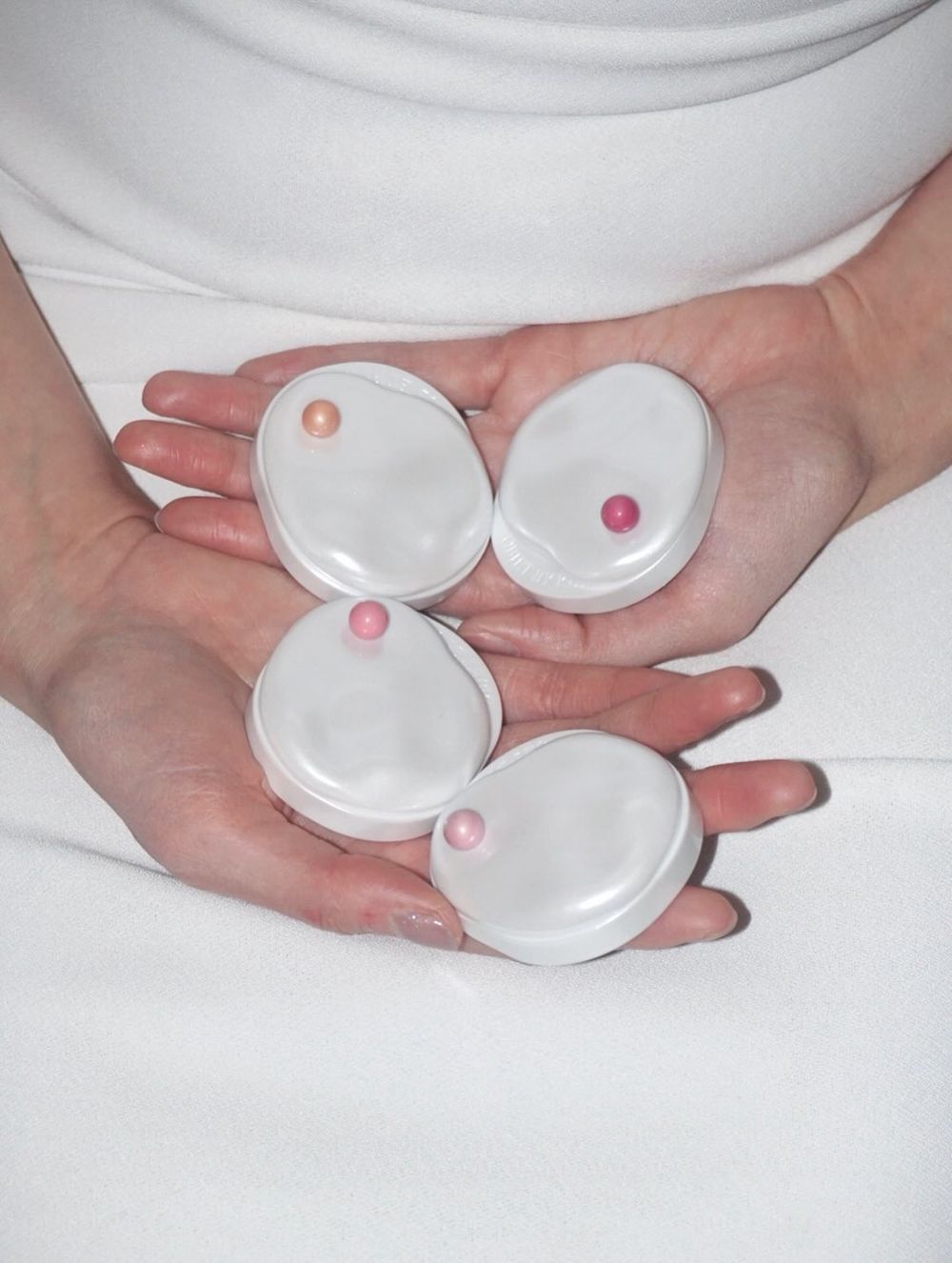 是彩妝還是夢幻收藏品？！昆黛爾香氛副牌打造「珍珠潤唇膏」，不規則霧光母貝外殼＋原生嫩唇妝效，一抹散發甜嫩香草香調！-11