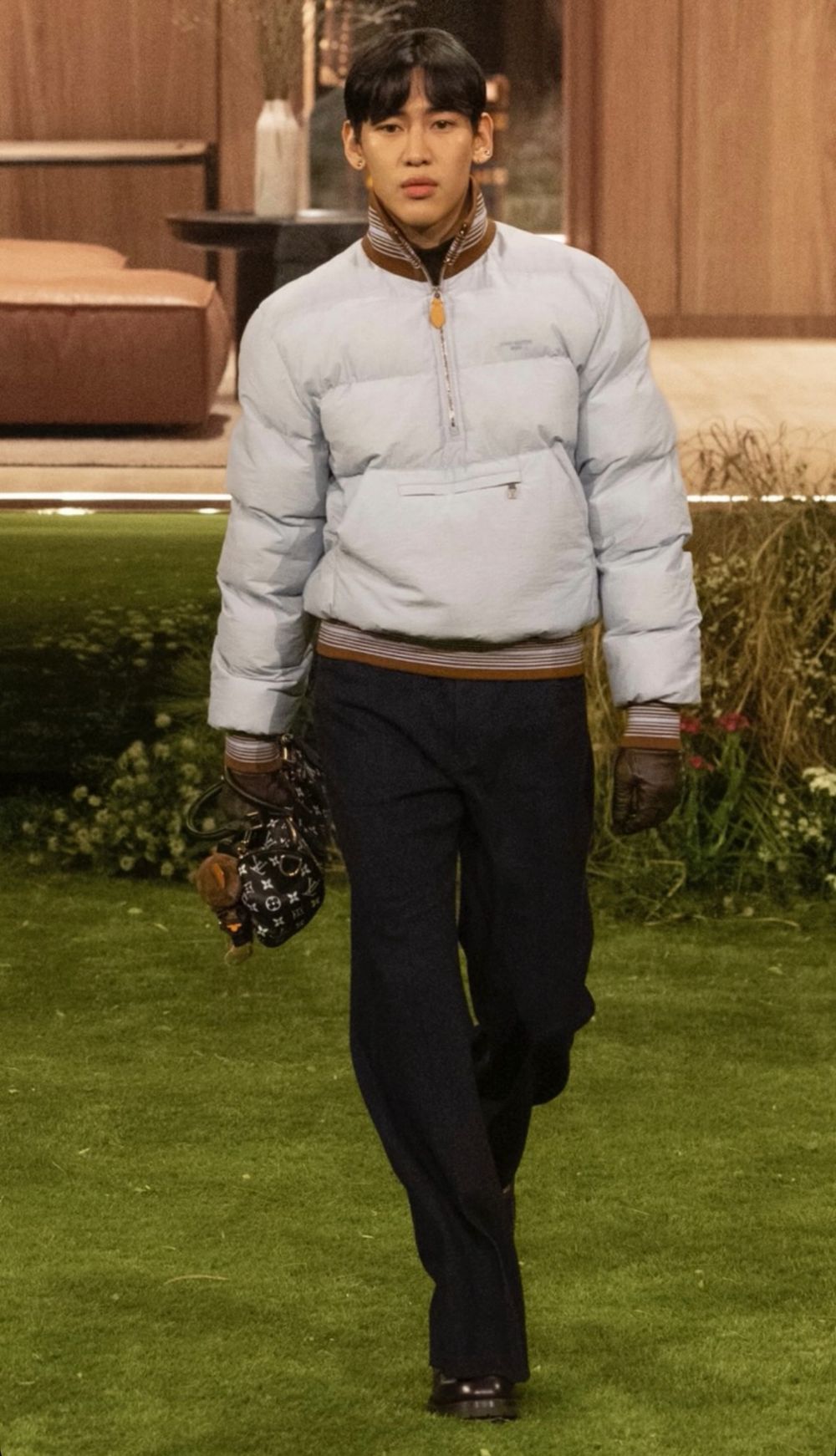 鳥寶寶尖叫！BamBam驚喜上T台走秀！LV男裝處女秀氣場全開、王嘉爾台下應援超可愛！-4