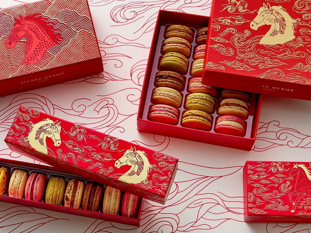2026新年禮盒就送馬卡龍！PIERRE HERMÉ迪士尼聯名禮盒美翻、滿額再送超可愛動物方城市紅包袋！-2